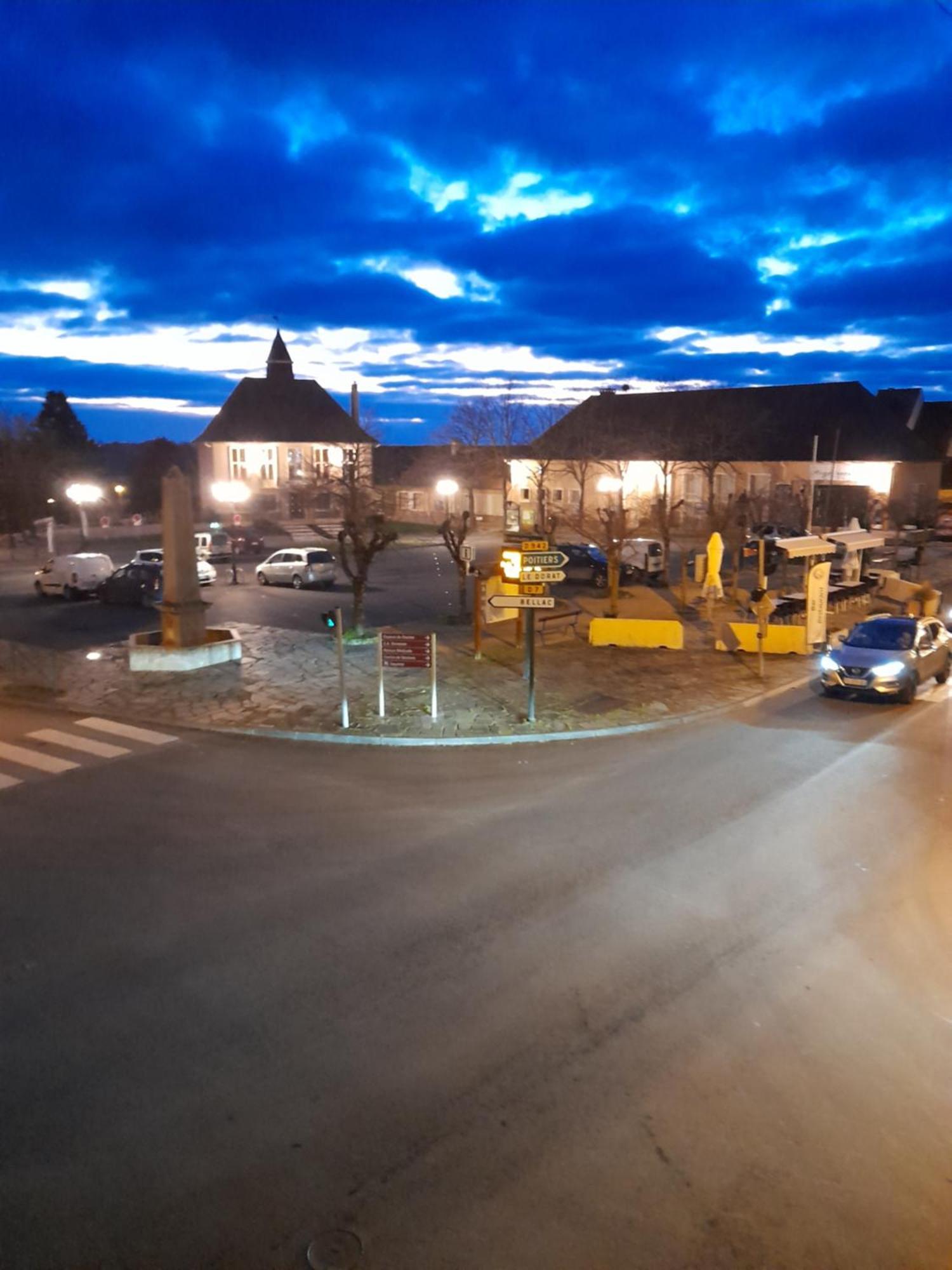 Maison En Ville Avec Terrasse Ensoleillee Et Wi-Fi Magnac-Laval Exterior foto